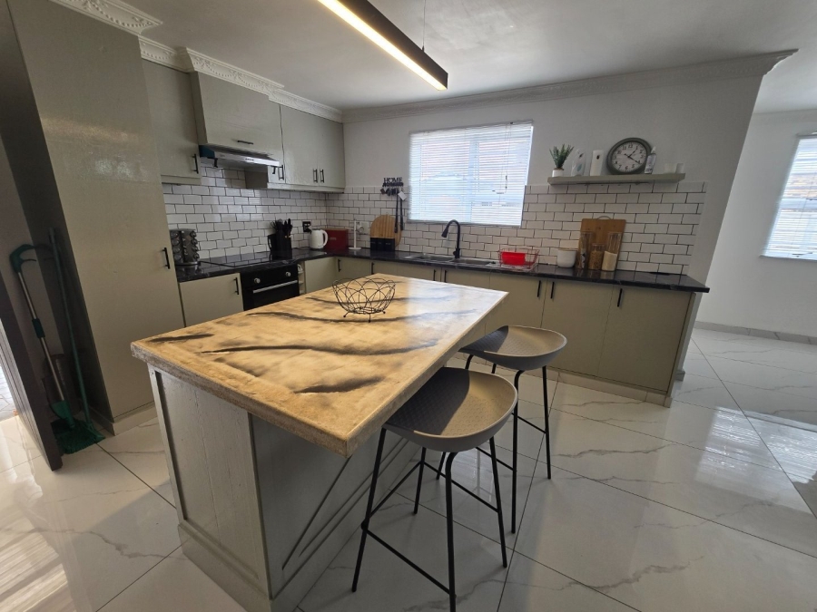 5 Bedroom Property for Sale in Portlands Western Cape